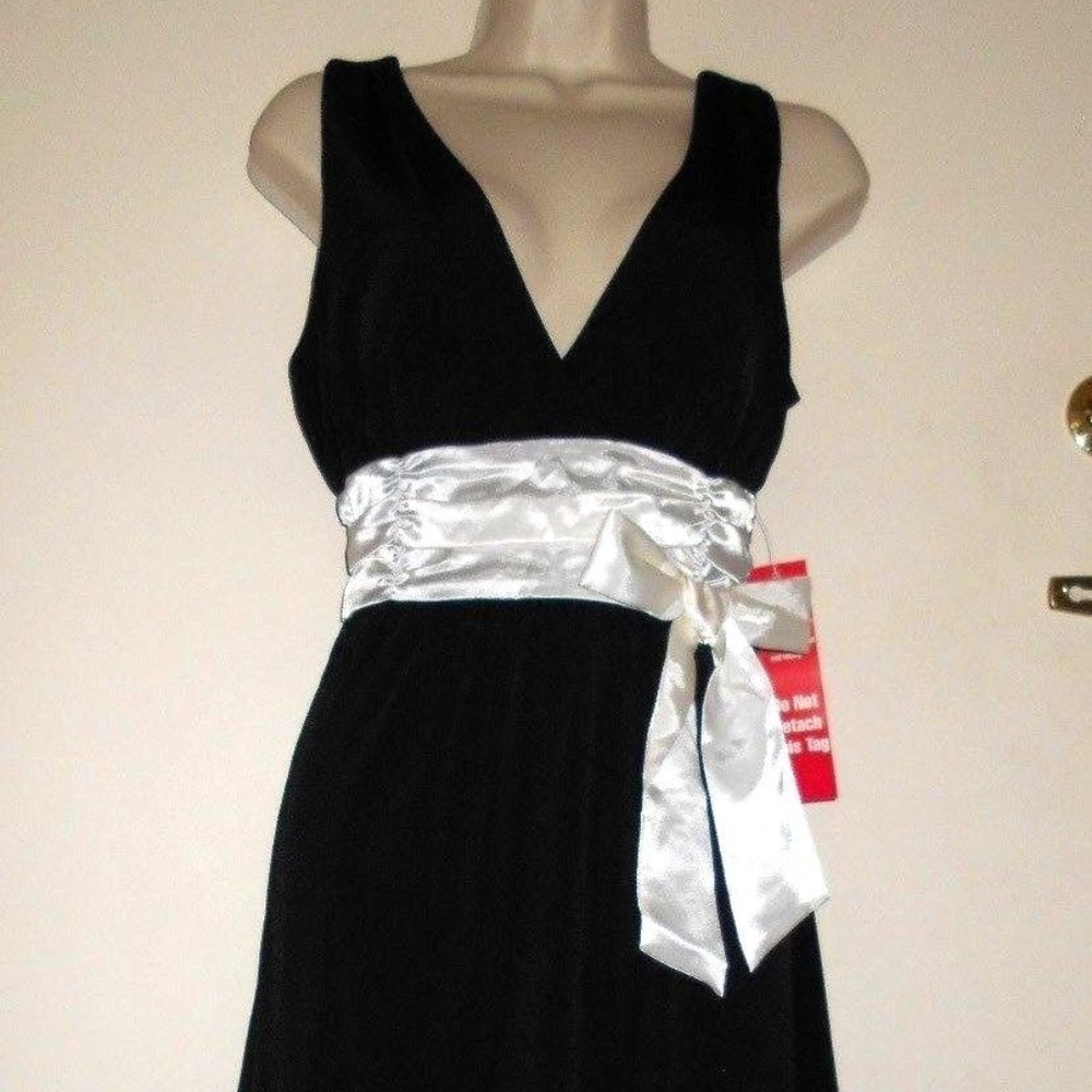 Beautiful bow can can formal dress